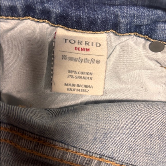 Torrid Denim Boyfriend Jeans Distressed Raw Hem Size 24 - Picture 10 of 10